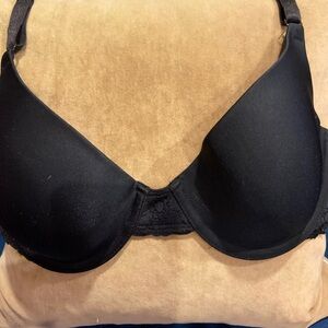 Sexy black Maidenform molded cup underwire bra. Gently used. Worn 3-4 times.